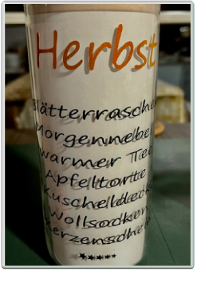 Glasbehälter mit Holzdeckel und Text: Herbst...